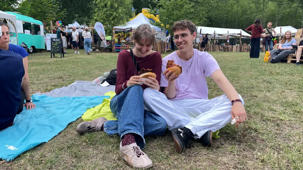 Nele und Tobi aus Berlin stärken sich noch vor den Konzerten. Auf dem Bergfunk Open Air gibt es nur vegetarisches Essen.
