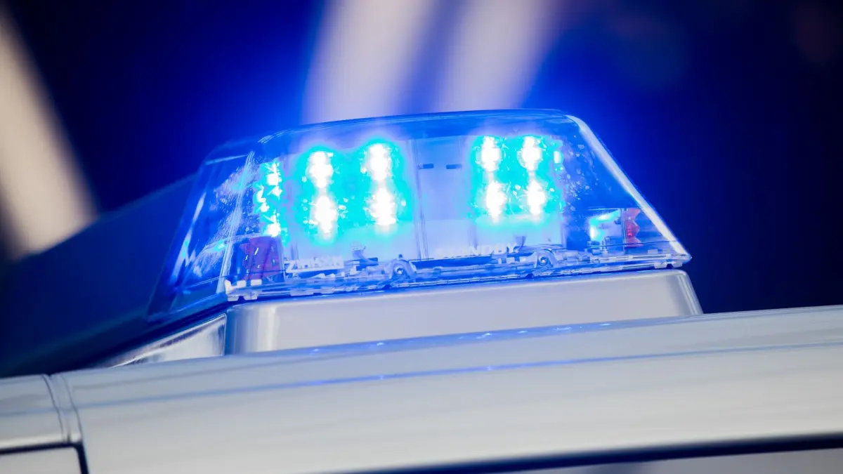 Die Kriminalpolizei ermittelt in Minden: ARCHIV - 20.10.2017, Nordrhein-Westfalen, Duisburg: Ein Blaulicht leuchtet auf dem Streifenwagen der Polizei. (zu dpa: «Mann greift Neffen mit Axt an – Mordkommission ermittelt») Foto: Rolf Vennenbernd/dpa +++ dpa-Bildfunk +++