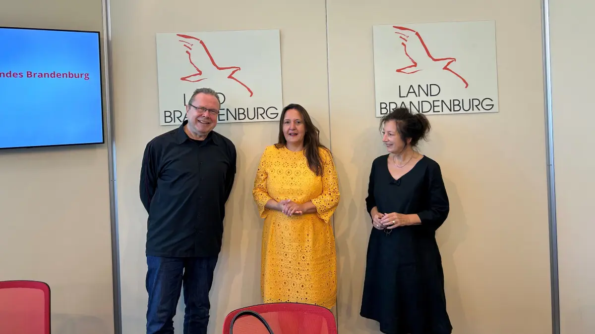 Christoph Tannert, kurator und Jluryvorsitzender, Kulturministerin Manja Schüle und Ulrike Kremeir, Direktorin des Brandenburgischen Landesmuseusm für Moderne Kunst