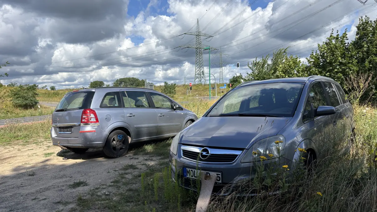 Endstation: Zwei Opel Zafira stehen seit Monaten an der A10-Anschlussstelle Mühlenbeck. Bei Pendlern sorgen die Autowracks für große Aufmerksamkeit, bei Behörden eher für weniger.