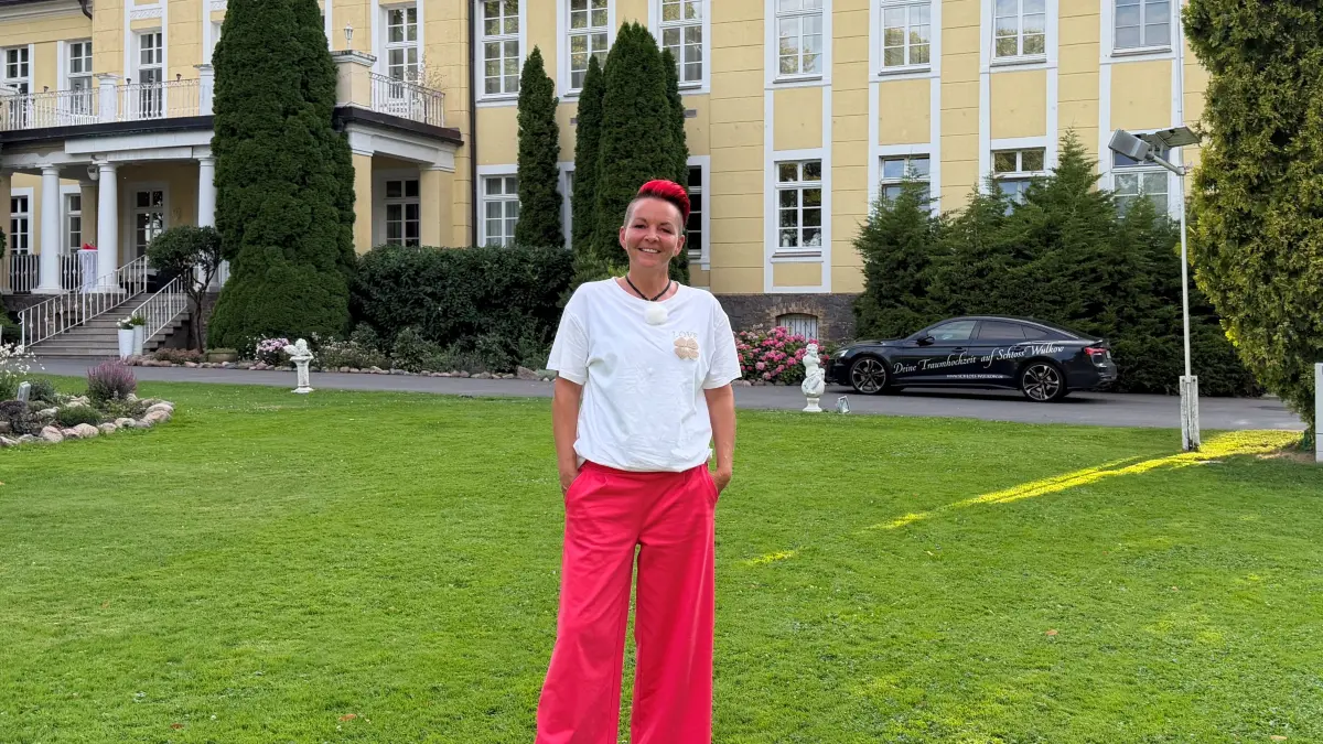 Anna Breddin vor dem Schloss Wulkow. Mit dem Konzept „Traumhochzeit 2.0“ möchte sie Brautpaaren ein ganz persönliches und unvergessliches Hochzeitserlebnis ermöglichen.