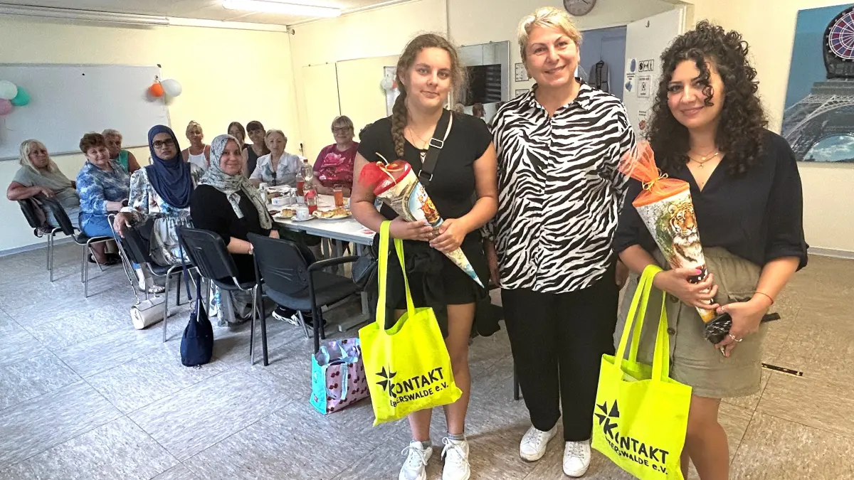 Abschied in Eberswalde: Caro Kreis (l.) und Behnaz Amanatishari (r.) haben ihren Bundesfreiwilligendienst beim Kontakt-Verein geleistet, in dem Irina Holzmann (M.) als Referentin für Integration und Soziales arbeitet. Warum die freiwilligen Helferinnen vorzeitig aufgehört haben.