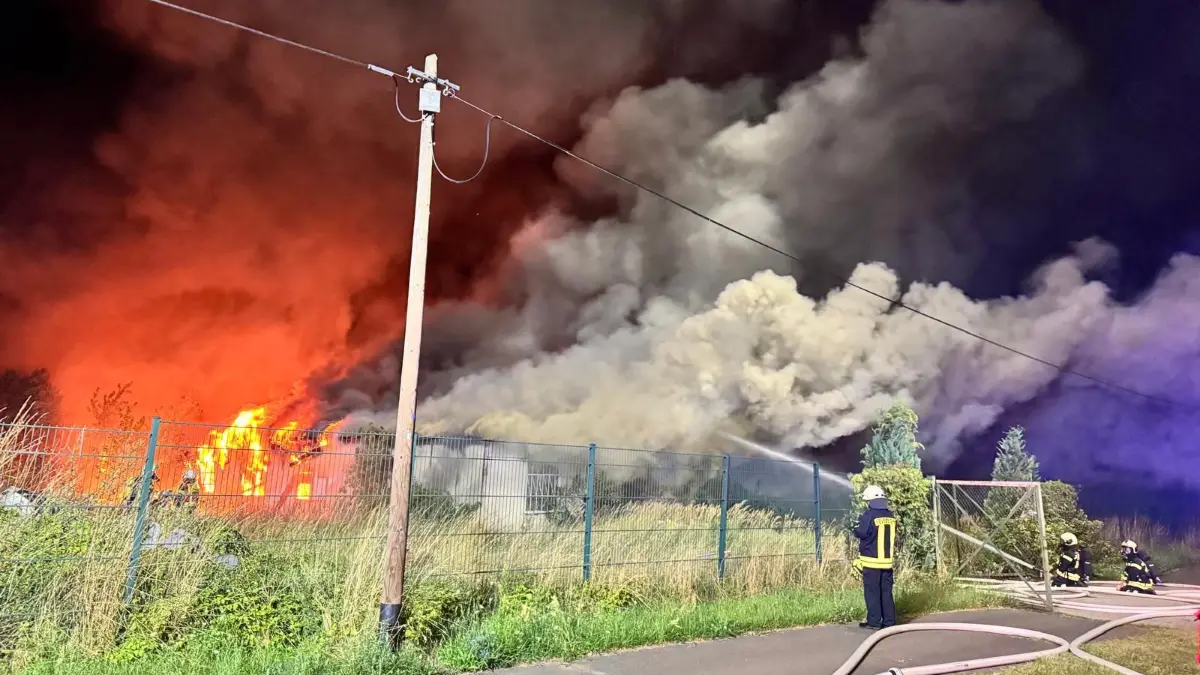 Ein Großbrand am Langen Grund beschäftigte die Einsatzkräfte in der Nacht von Donnerstag auf Freitag
