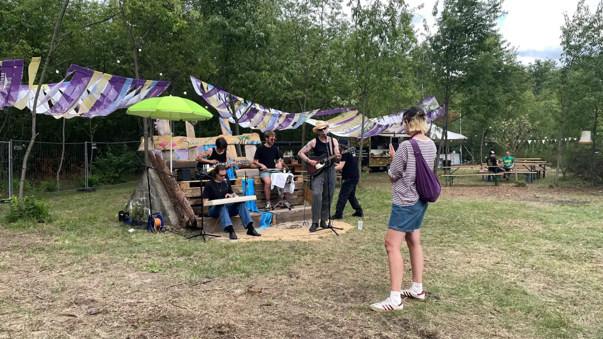 Die Blaue Lagune ist die kleinste Bühne auf dem Festival in Königs Wusterhausen.