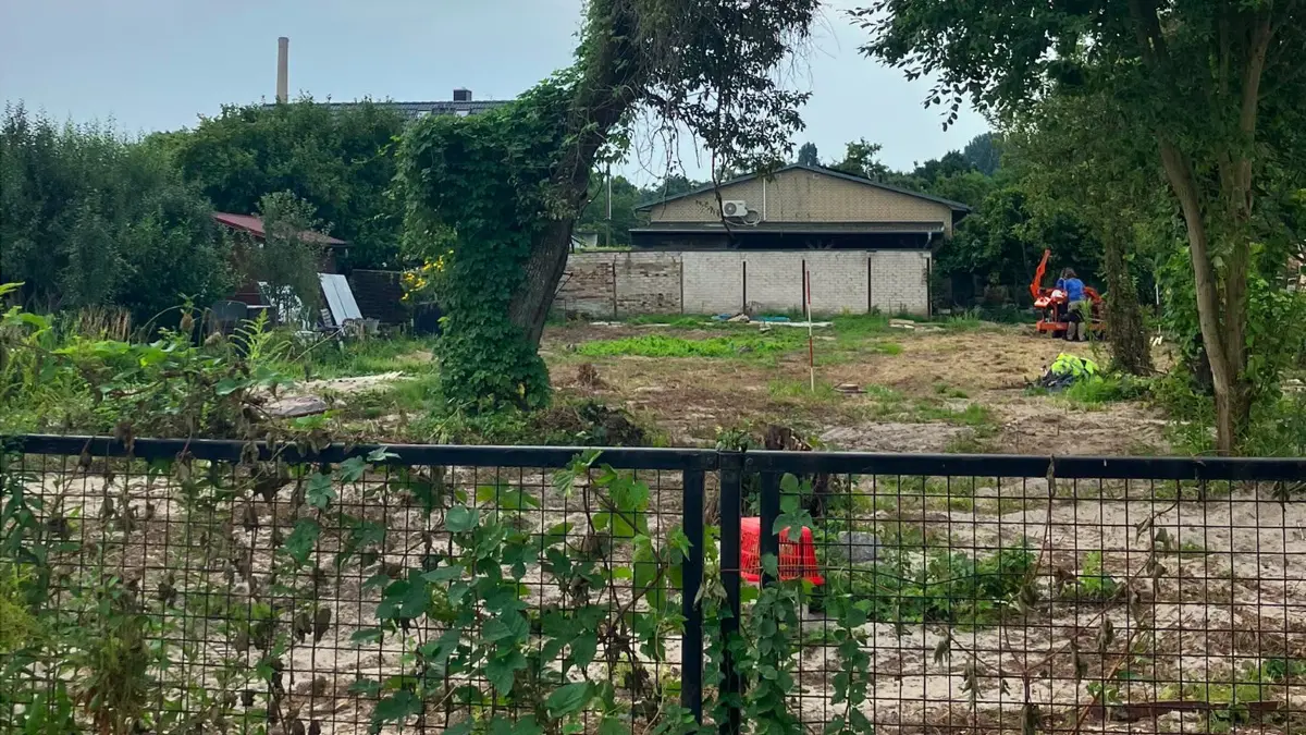 Bombe in Oranienburg: Im Rahmen der systematischen Kampfmittelsuche wurde auf einem städtischen, unbebauten Grundstück in der Adolf-Damaschke-Straße 11 ein metallischer Gegenstand im Boden erkannt. Im Auftrag des Kampfmittelbeseitigungsdienstes des Landes Brandenburg (KMBD) soll mit Hilfe des so genannten UltraTEM®-Verfahrens abgeklärt werden, um was für einen Gegenstand es sich handelt. Ergebnis liegt am 10. August vor