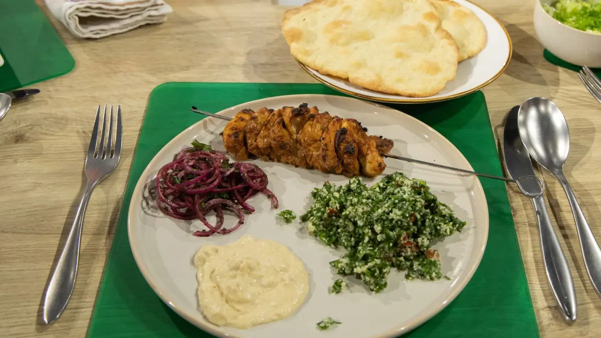 Tagesmotto "Leibgericht": Libanesische Hähnchenspieße mit Hummus, Tabouleh, Sumach-Zwiebeln und Joghurt-Pita von Johanna Pinter