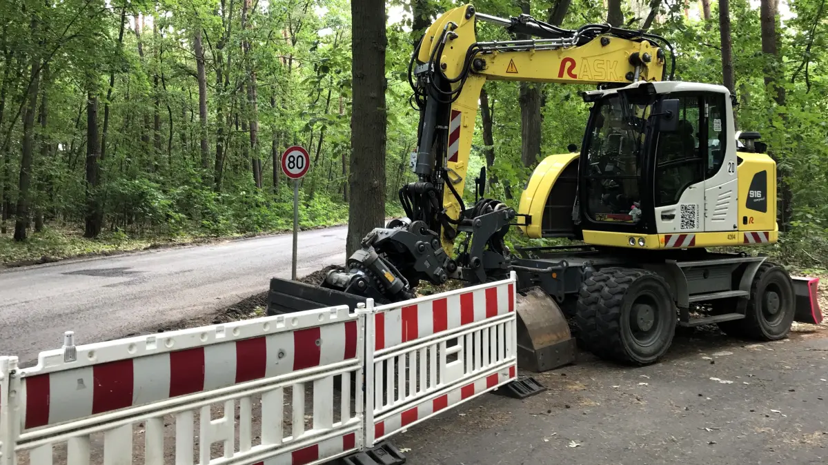 Müllrose. Instandsetzungsarbeiten auf der L435 zwischen Müllrose und Mixdorf. Bagger des Auftragnehmers RASK Brandenburg GmbH am Ortstausgang Müllrose. 16.07.2026 Foto: Frank Groneberg