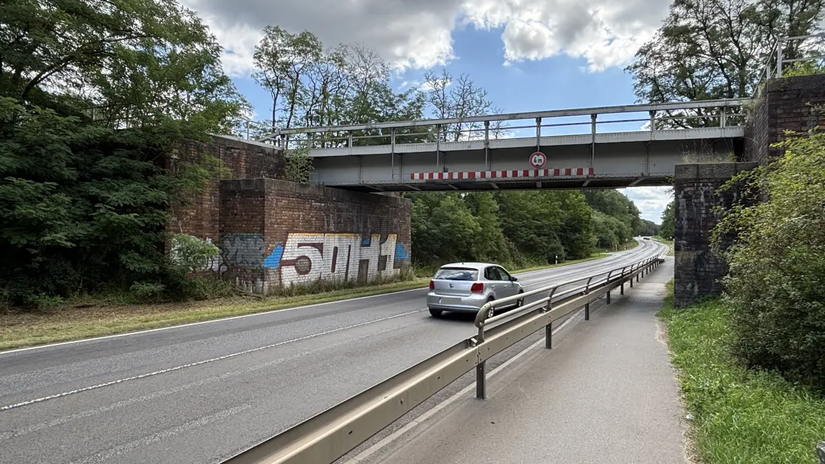 Die Eisenbahnbrücke auf der Bundesstraße 112 zwischen Frankfurt (Oder) und Eisenhüttenstadt wird demnächst instandgesetzt. Wann es so weit sein soll.