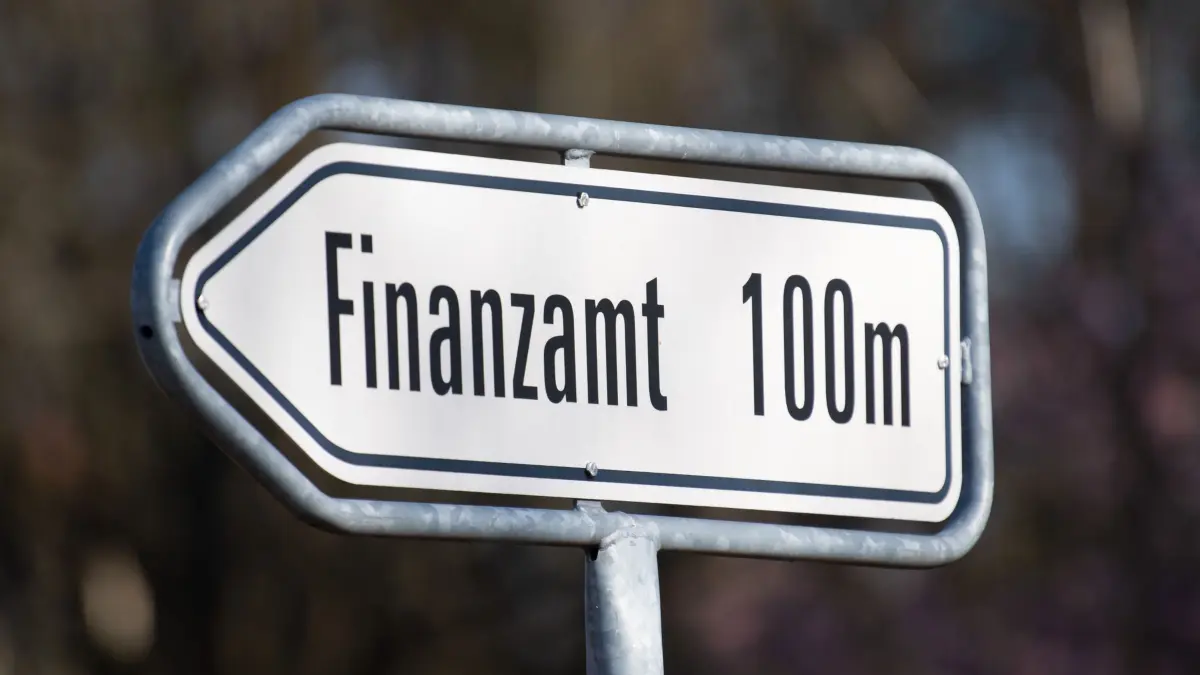 Finanzamt: ARCHIV - 23.03.2020, Brandenburg, Potsdam: Ein Schild weist den Weg zum Eingang des Finanzamtes in Potsdam. (zu dpa: «Entwurf: Steuerreform ohne Progressionsausgleich geplant») Foto: Soeren Stache/dpa-Zentralbild/dpa +++ dpa-Bildfunk +++