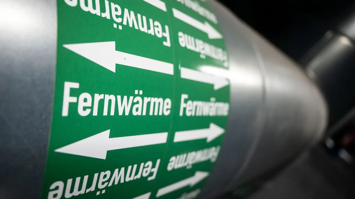 Fernwärme: ARCHIV - 10.03.2022, Baden-Württemberg, Stuttgart: Leitungen sind in der Fernwärmeverteilerstation eines Heizkraftwerks zu sehen. (zu dpa: «Fernwärmepreise stabil – doch Versorger warnen») Foto: Marijan Murat/dpa +++ dpa-Bildfunk +++