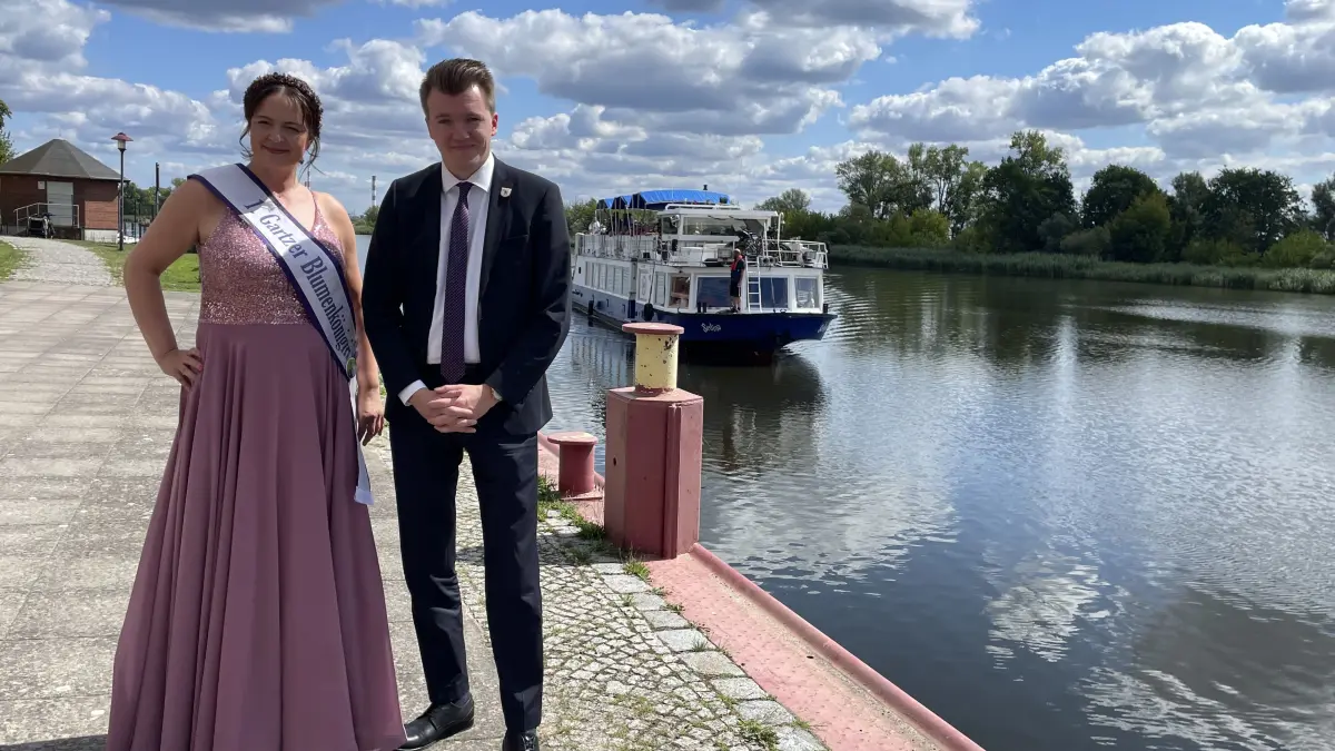 Die Gartzer Blumenkönigin Cindy I. und Bürgermeister Luca Piwodda begrüßen Tagesgäste, die mit dem Schiff von Stettin nach Gartz kommen.