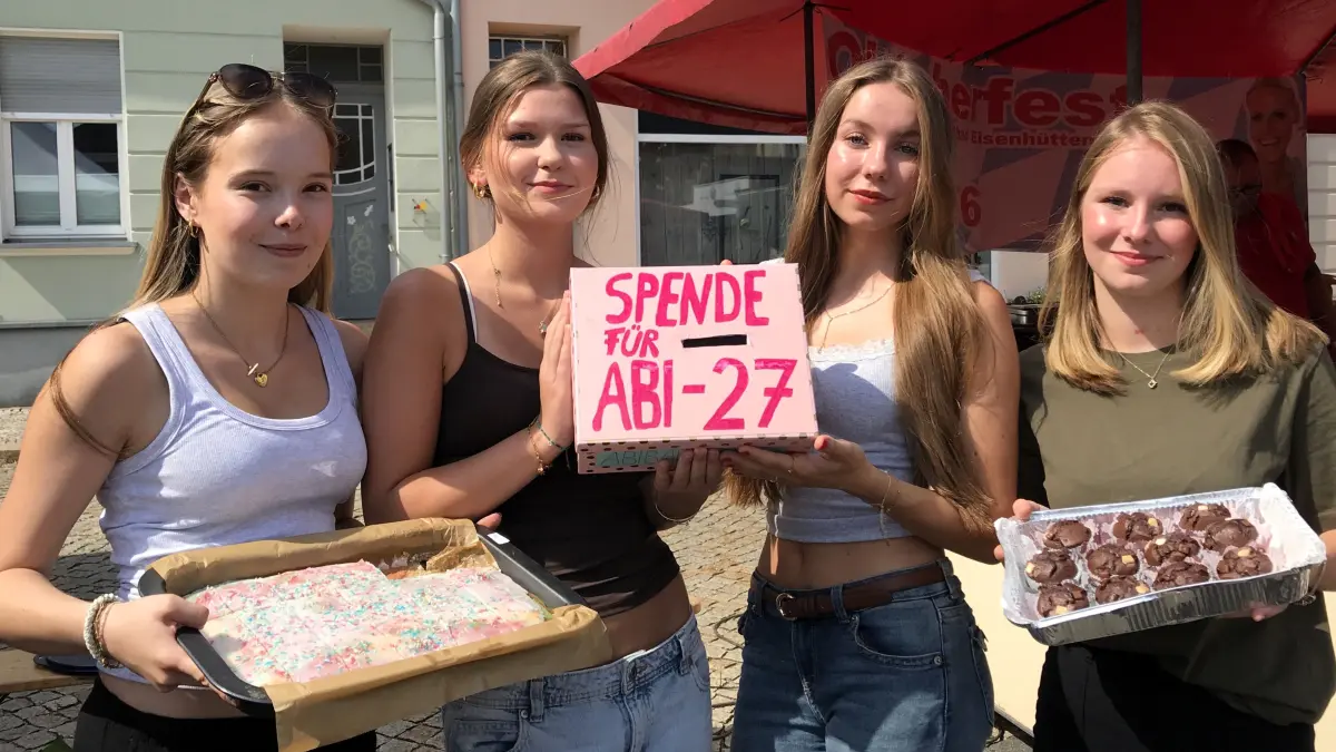 Eisenhüttenstadt. 8. Altstadtfest im Ortsteil Fürstenberg (Oder). Künftige Zwölftklässler des Albert-Schweitzer-Gymnasium Eisenhüttenstadt verkaufen Kuchen gegen Spenden für ihren Abiball. Von links: Charlize Kubica, Alicia Heinrich, Lia Mende, Leonie Purps. 08.08.2026 Foto: Frank Groneberg