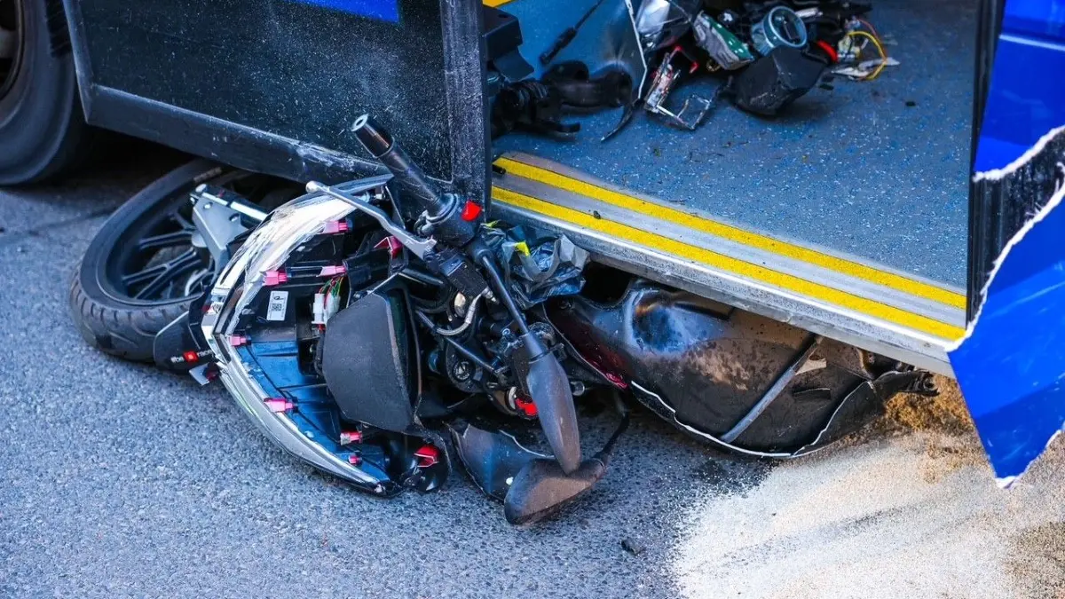 Unfall mit OVG-Bus in Velten Motorrad verkeilt sich unter dem Fahrzeug