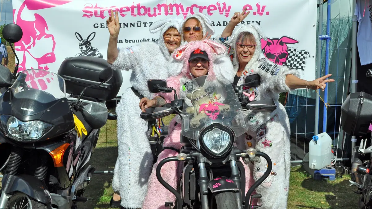 East German Classics 2026 in Reitwein: Für ein Highlight auf dem Festplatz sorgten die Mitglieder der Streetbunnycrew Berlin-Brandenburg.