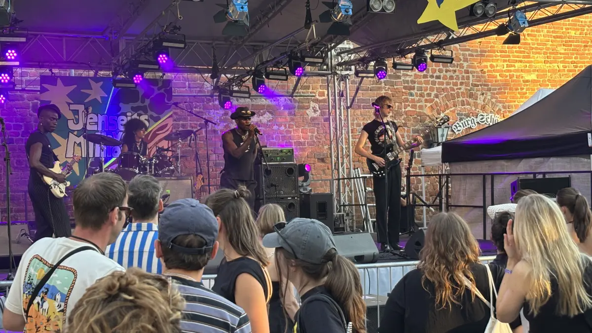 Der Auftritt der Kölner Band Grenzkontrolle war einer der Höhepunkte des Jenseits-von-Millionen-Festivals in Friedland.
