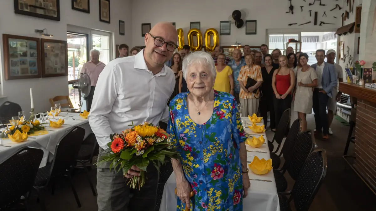 Oberbürgermeister Axel Strasser besucht eine hundertjährige zum Geburtstag.