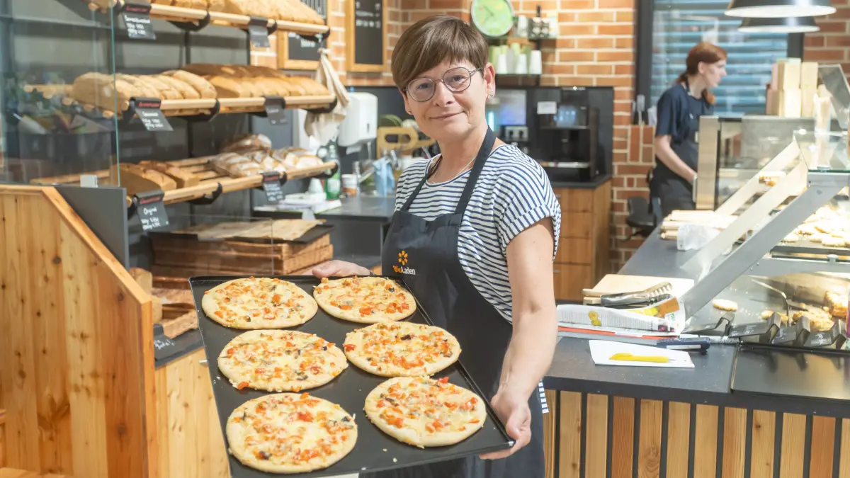 Yvonne Engel ist verantwortlich für den Backstand und präsentiert hier Pizza Snacks aus der hauseigenen Bäckerei die es jetzt auch zu kaufen gibt.