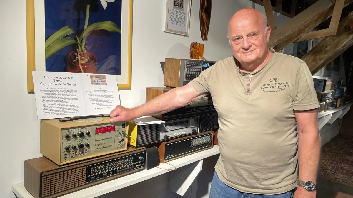 Piept es noch? Volker Maschler war 41 Jahre lang Physiklehrer und unterrichtete an den Schulen in Zechin, Golzow und Neutrebbin. Für einen spannenderen Unterricht hat er Geräte wie diesen Sinusdoppelgenerator entwickelt, mit dem man sein Gehör testen kann.