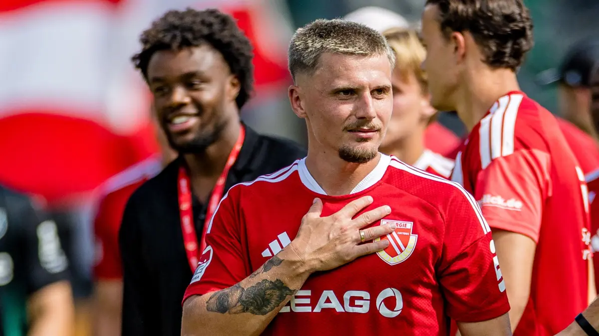FC Energie Cottbus - Hannover 96: Fußball, Männer: Energie Cottbus - Hannover 96, 1. Spieltag, LEAG Energie Stadion. Erik Engelhardt (FC Energie Cottbus) steht nach Abpfiff auf dem Spielfeld.