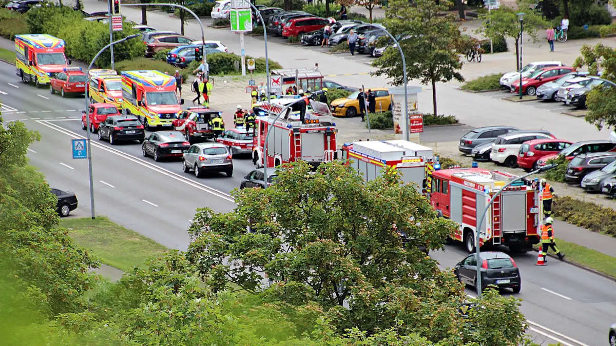 Rettungskräfte vor dem CKS in Schwedt. Am Wochenende kam es zu mehreren Unfällen und Verkehrsdelikten im Landkreis Uckermark - wie ist die Bilanz?
