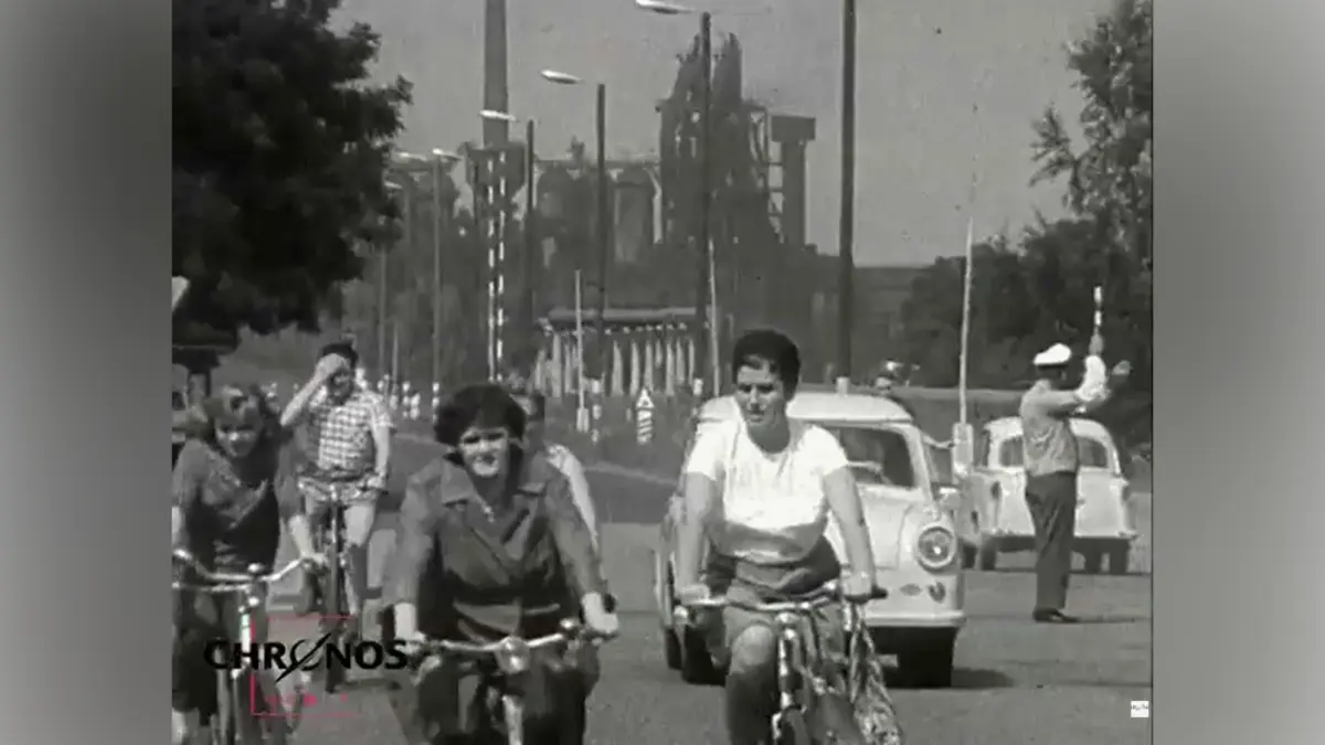 Eisenhüttenstadt. Doku "Neue Stadt an der Oder. Eisenhüttenstadt", produziert von der Chronos-Film GmbH Westberlin 1967/68 für den WDR, auf Youtube. Werkstraße im Berufsverkehr. Bildschirmfoto vom 09.08.2026 Foto: Frank Groneberg