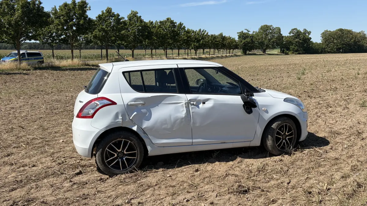 Dieser weiße Suzuki landete am Sonntag nach einem Unfall auf einem Feld kurz vor Pfaffendorf.