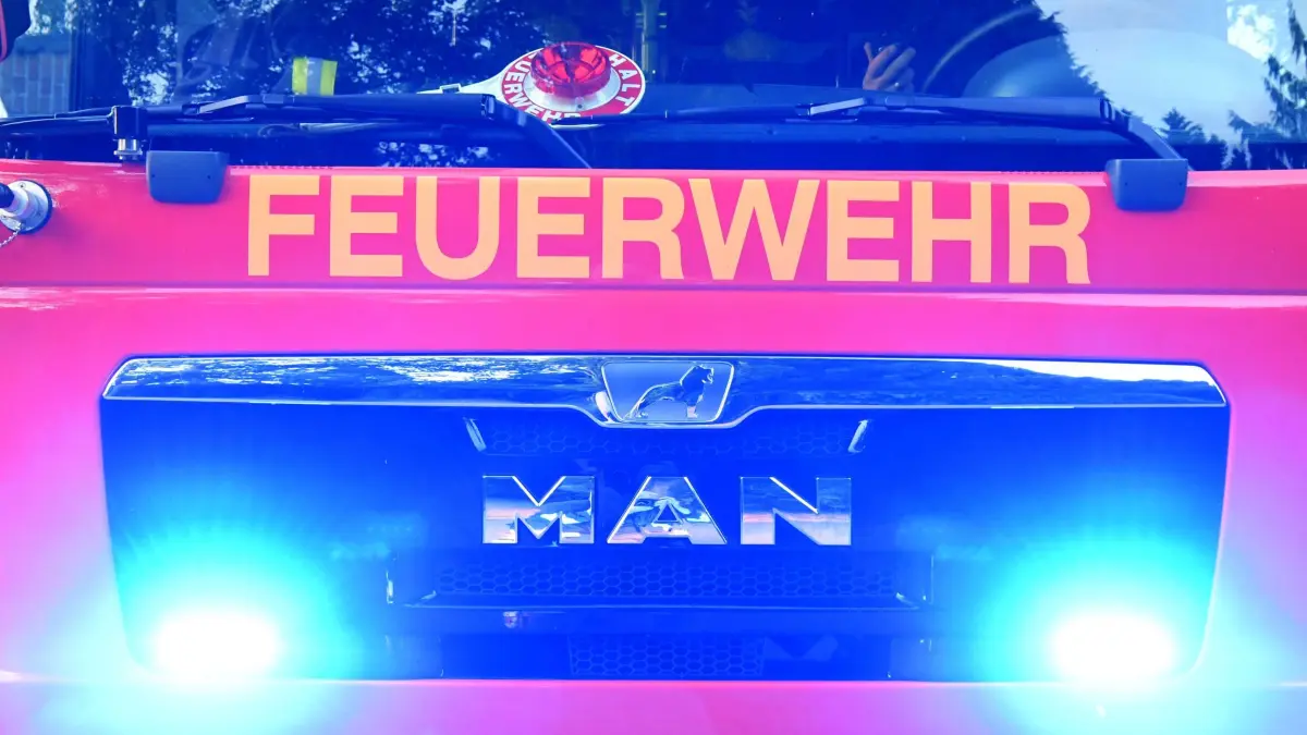 Feuerwehreinsatz: ARCHIV - 17.07.2019, Schleswig-Holstein, Aukrug-Homfeld: Feuerwehrmänner der freiwilligen Feuerwehr Aukrug-Homfeld sitzen in ihrem Fahrzeug. (zu dpa: «Gekenterter Kajakfahrer vermisst – Suchaktion läuft») Foto: Carsten Rehder/dpa +++ dpa-Bildfunk +++