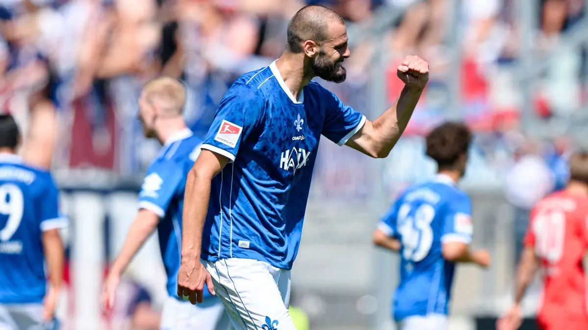 Darmstadt 98 - Holstein Kiel: 08.08.2026, Hessen, Darmstadt: Fußball, Männer: 2. Bundesliga, Darmstadt 98 - Holstein Kiel, 1. Spieltag, Merck-Stadion am Böllenfalltor. Torschütze Aleksandar Vukotić (SV Darmstadt 98) jubelt über das Tor zum 2:2. (zu dpa: «Fast tragische Figur: Vukotic stellt «Karma wieder auf null»») Foto: Uwe Anspach/dpa - WICHTIGER HINWEIS: Gemäß den Vorgaben der Bundesliga bzw. des DFB Deutscher Fußball-Bund ist es untersagt, in dem Stadion und/oder vom Spiel angefertigte Fotoaufnahmen in Form von Sequenzbildern und/oder videoähnlichen Fotostrecken zu verwerten bzw. verwerten zu lassen. +++ dpa-Bildfunk +++