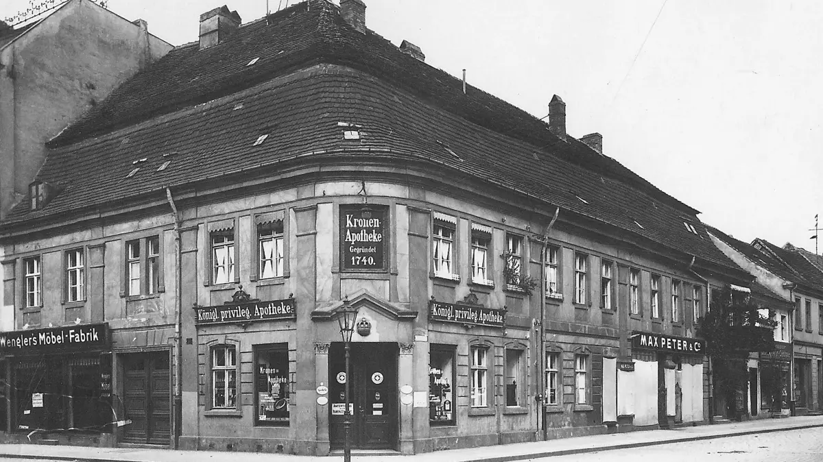 Vor 111 Jahren waren zwei Kaufleute wegen nächtlicher Ruhestörung in der Fürstenwalder Mühlenstraße angeklagt. Das Foto zeigt die Kronen-Apotheke in der Mühlenstraße 1, Ecke Herrenstraße, im Jahr 1910. Die Herrenstraße heißt heute Rathausstraße.