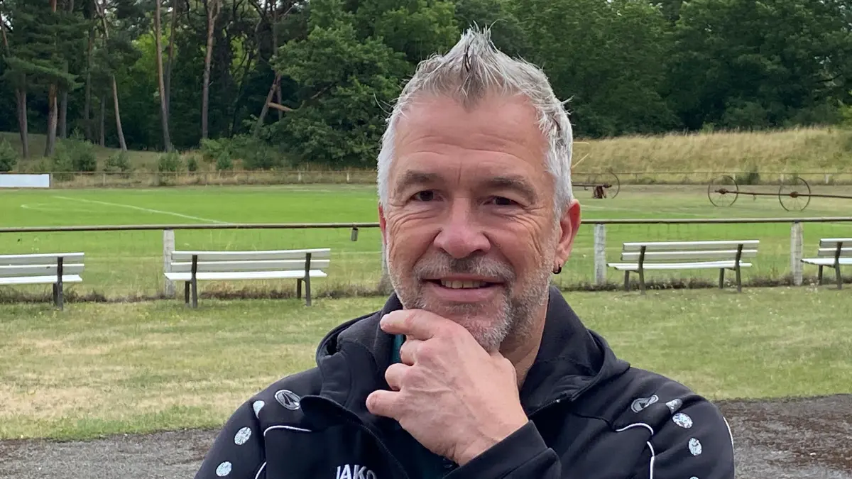 Kämpft um den Erhalt des Stadion Fürstenberg: der 61-jährige Vereinsvorsitzende Mario Bochon vor dem Hauptplatz