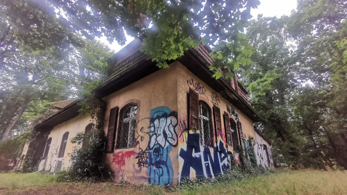 Auktionshaus am S-Bahnhof Hoppegarten: 8.7.22 das ehemalige Auktionshaus am S-Bahnhof Hoppegarten