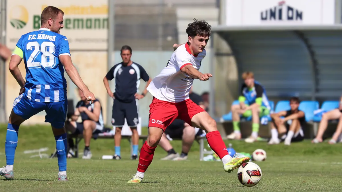 Fussball : Rostock, Fussball Oberliga Nord Punktspiel, FC Hansa U23 : Union Klosterfelde, Danny Mank vor Julian Hahnel
FOTO BENK 09.08.2026