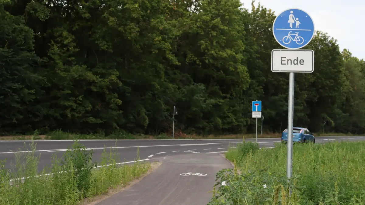 Ende des Radwegs. Im Kreuzungsbereich von Berliner Straße und B1/B5 ist er neu angelegt. Jenseits der kleinen Kurve klafft jedoch noch eine längere Lücke. Warum das für Radfahrer gefährlich sein kann.