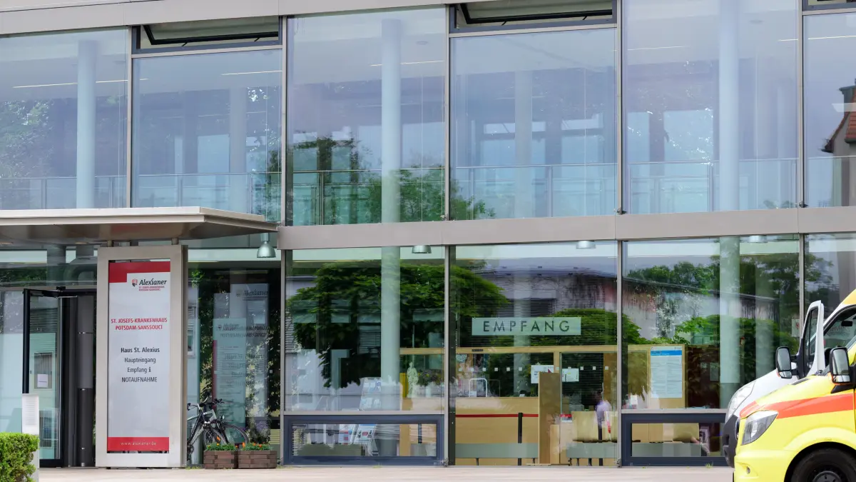 Der Eingang zum St. Josefs-Krankenhaus Potsdam-Sanssouci. Die Klinik verlor zuletzt die Geburtshilfe und ist damit nicht alleine in Brandenburg.