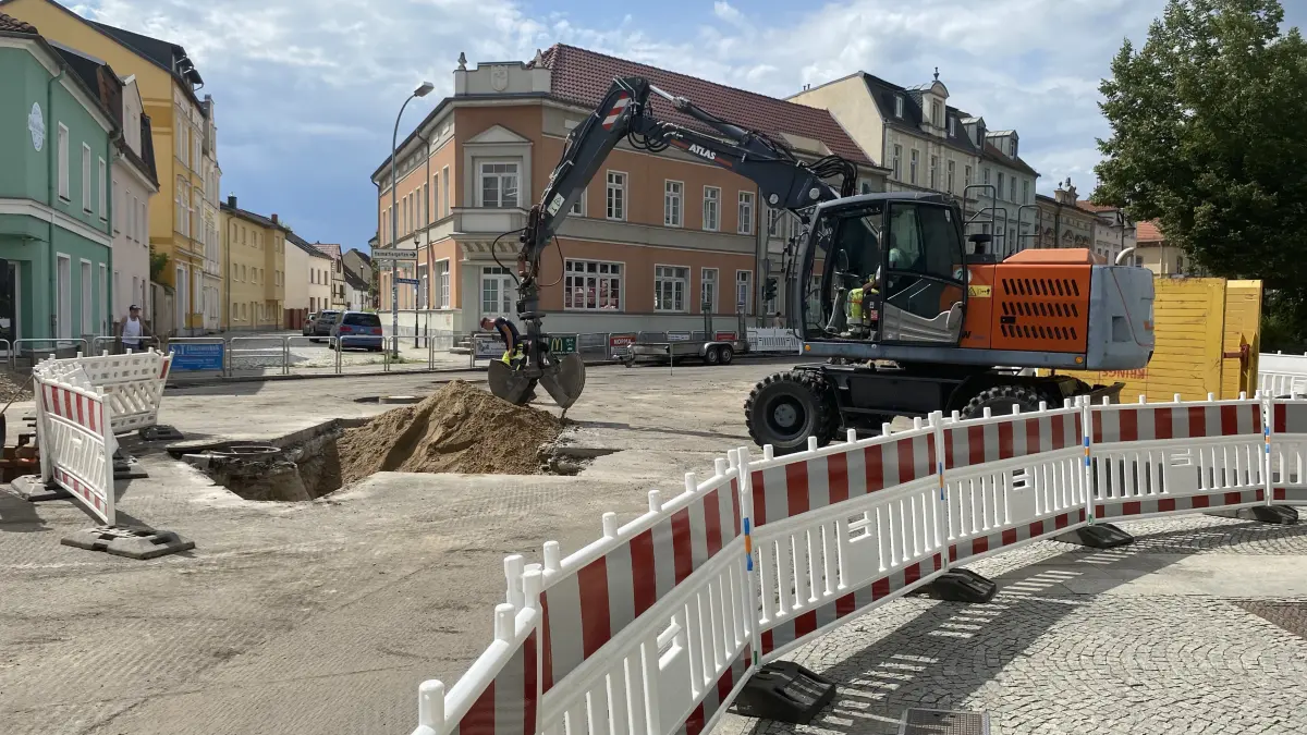 Loch mitten auf der Kreuzung: Im Zentrum von Fürstenwalde ist ein großer Hohlraum aufgetreten, ausgelöst von einer maroden Mischwasserleitung.