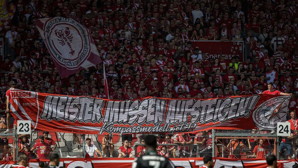 2. BL - 2026/2027 - Sp. 1 - FC Energie Cottbus gegen Hannover 96: Cottbus, Deutschland 09. August 2026:
2. BL - 2026/2027 - Sp. 1 - FC Energie Cottbus gegen Hannover 96
Im Bild: Fanblock Energie Cottbus - Meister müssen aufsteigen
/// DFL / DFB regulations prohibit any use of photographs as image sequences and/or quasi-video. ///