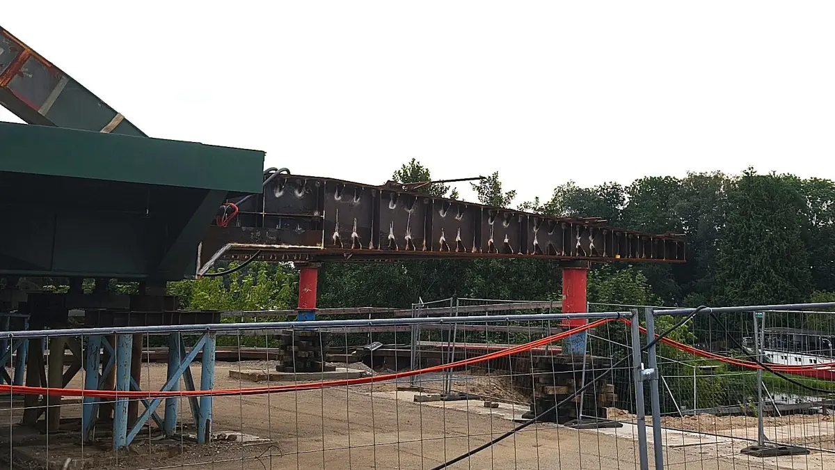 Brücke mit Anbauschnabel: Das Verwenden einer solchen Konstruktion zum Einschub einer Brücke ist im Brückenbau seit Langem gängige Praxis. Wird das Prinzip in Oderberg zum Einsatz kommen?