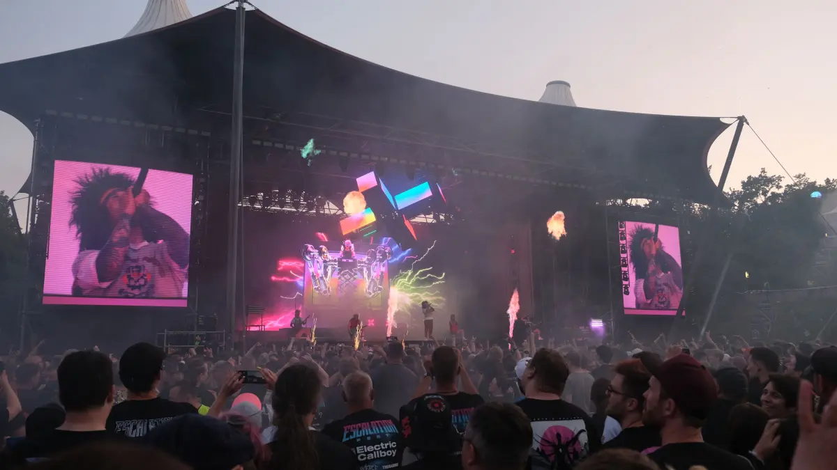 Zum ersten Mal fand das Escalation Fest der Band Electric Callboy in Berlin statt. Mit fünf weiteren Bands wurde die Parkbühne Wuhlheide zum Festivalgelände für Dinosaurier, Piraten und Fans in Trainingsanzügen.
