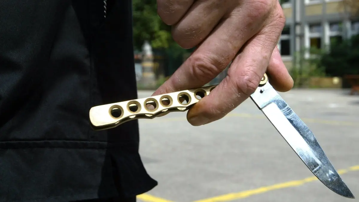 Ein 14-Jähriger hat in Müncheberg zwei weitere Jugendliche nach einem Streitgespräch mit einem Messer bedroht.