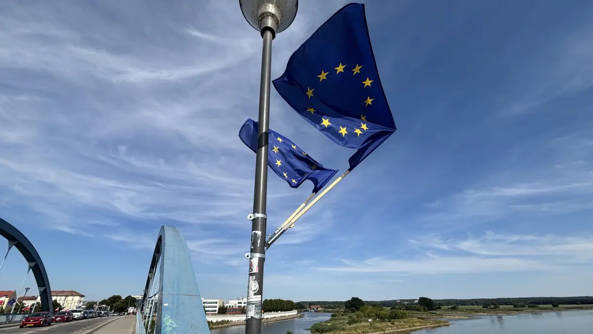Europafahnen auf der Stadtbrücke zwischen Frankfurt (Oder) und Słubice. Was es mit der Beflaggung auf sich hat.