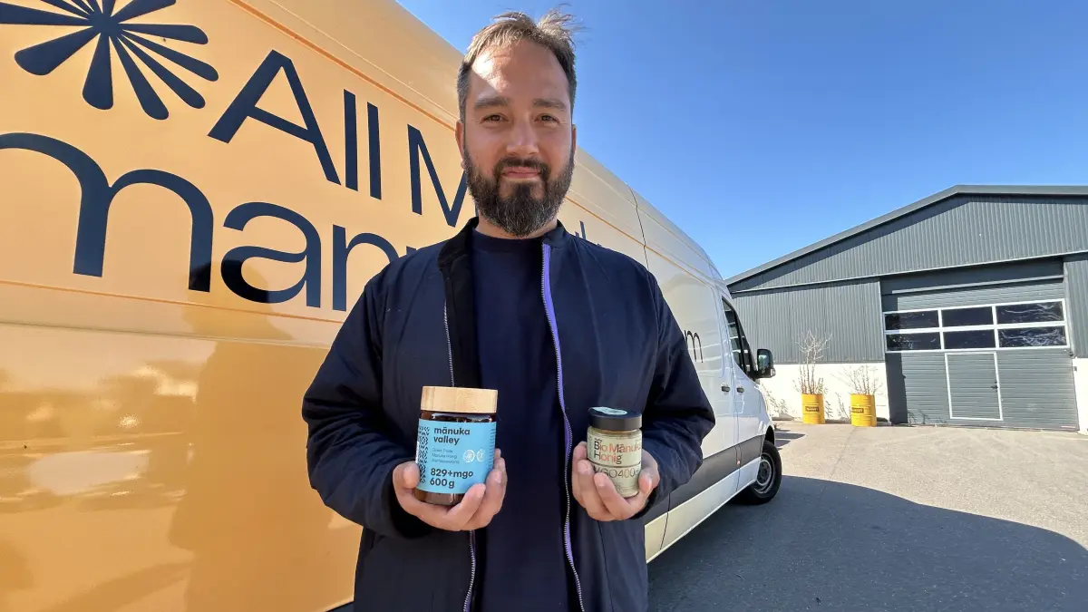 Unternehmer und Imker Matthew Pettersson produziert seit 2022 Manuka-Honig aus Neuseeland in Karwe bei Neuruppin. Nun will er an einem neuen, größeren Standort die Produktion erweitern.