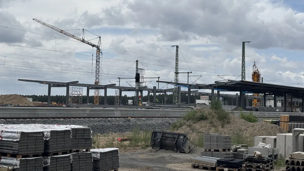 Blick auf den neuen Bahnhof Fangschleuse. Die Aufnahme entstand im Juli. Ab wann halten dort wieder Züge in Richtung Frankfurt (Oder) und in Richtung Berlin?