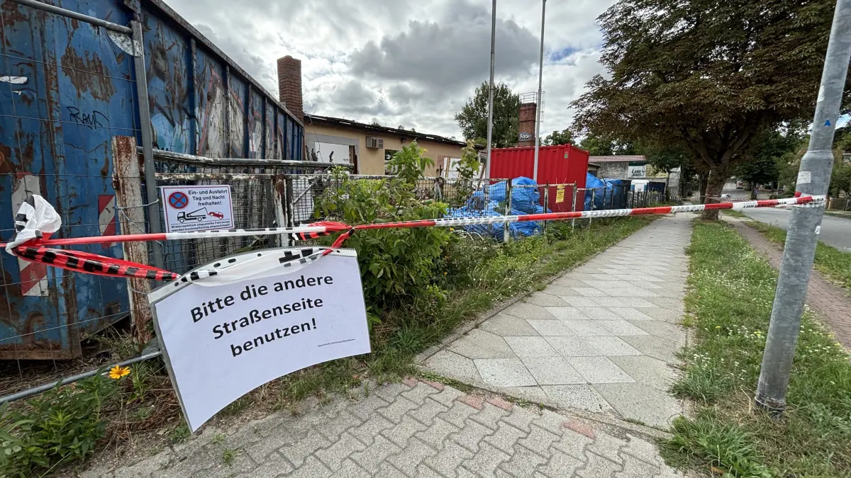 Gehweg gesperrt: Weil beim Abbruch eines Gebäudes an der Hattwichstraße in Glienicke Asbest freigesetzt worden sein könnte, hat die Gemeinde den Bürgersteig gesperrt und die Baubehörde sowie das Landesamt für Arbeitsschutz, Verbraucherschutz und Gesundheit (LAVG) informiert.