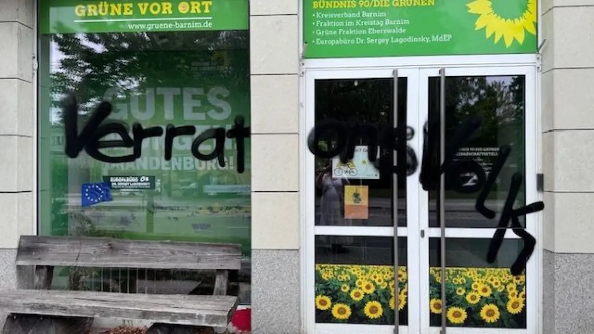 Verrat ans Volk: Unbekannte haben die Fassade des Büros der Grünen in Eberswalde beschmiert.