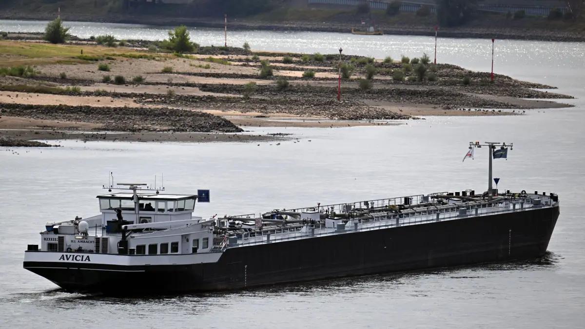 Niedrigwasser im Rhein - Duisburg: 10.08.2026, Nordrhein-Westfalen, Duisburg: Ein Frachtschiff fährt bei niedrigem Wasserstand auf dem Rhein. Die Pegelstände am Rhein bewegen sich weiterhin auf historisch niedrigem Niveau. Foto: Federico Gambarini/dpa +++ dpa-Bildfunk +++