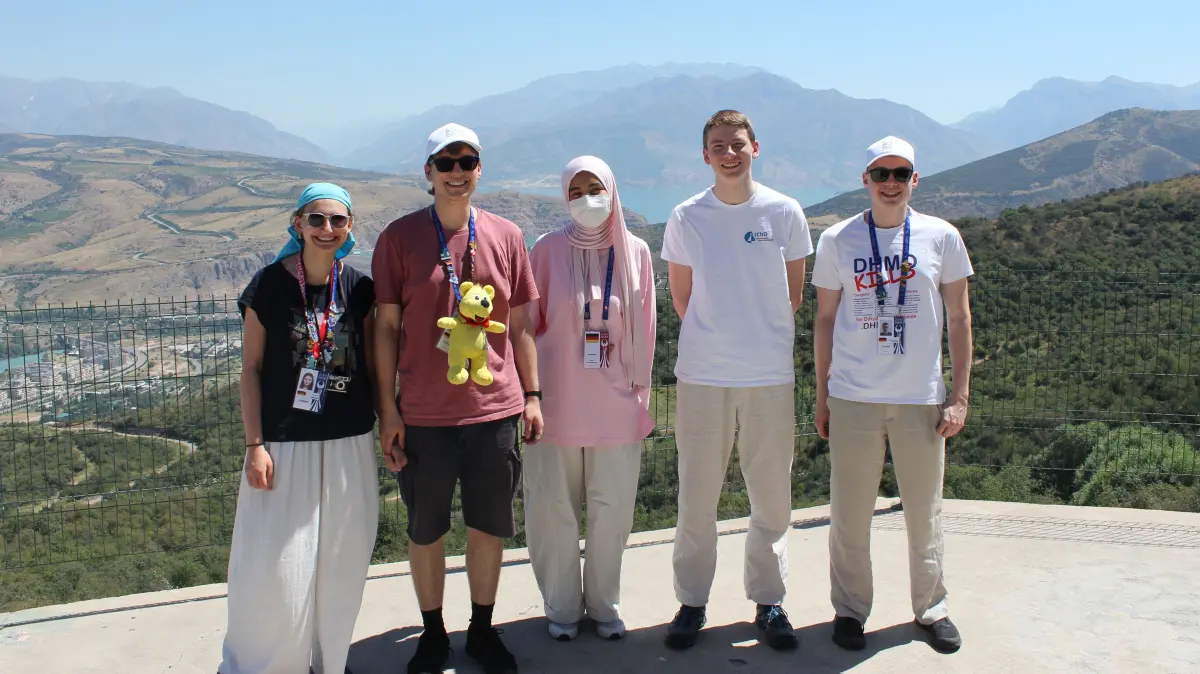 Die deutsche Chemie-Nationalmannschaft mit ihrem Guide (m.) in Usbekistan: Leah Bean, Oskar Meißner, Guide, Magnus Güldenpfennig und Tobias Schröder aus Frankfurt (Oder) (v.l.n.r.).