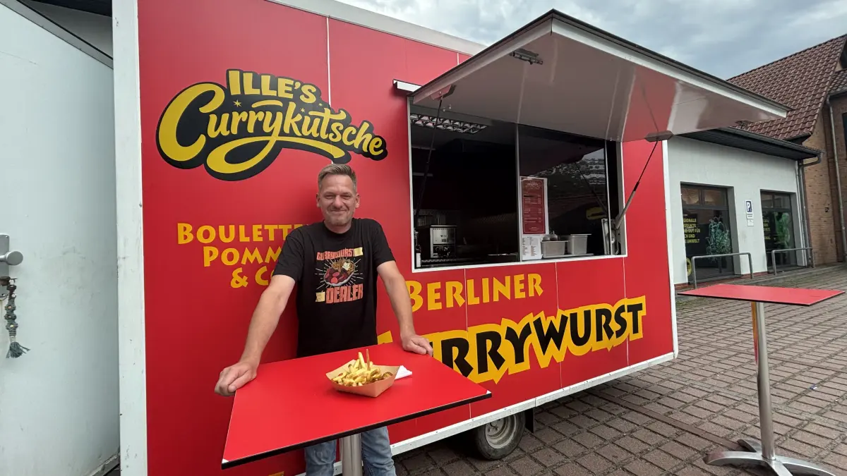 Currywurst mit selbst gemachter Soße, Pommes und Fassbrause – das für Berlin typische Menü gibt es bei Ilja Borchwald an seinem Imbiss Ille's Currykutsche in Fürstenwalde-Süd.