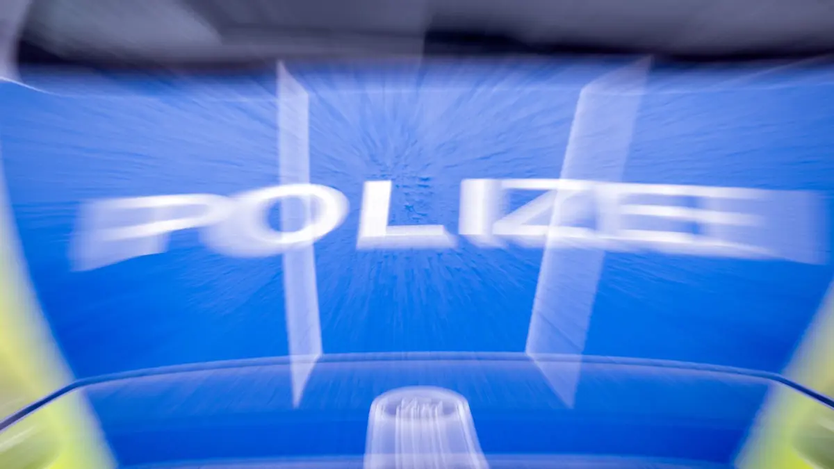 Polizei: ARCHIV - 22.03.2024, Brandenburg, Trebbin: Der Schriftzug „Polizei“ auf der Kühlerhaube eines Autos, aufgenommen während einer Verkehrskontrolle an der Berliner Straße (gezoomte Aufnahme). (zu dpa: «Staatsschutz ermittelt: Grünen-Büro in Eberswalde beschmiert») Foto: Soeren Stache/dpa +++ dpa-Bildfunk +++