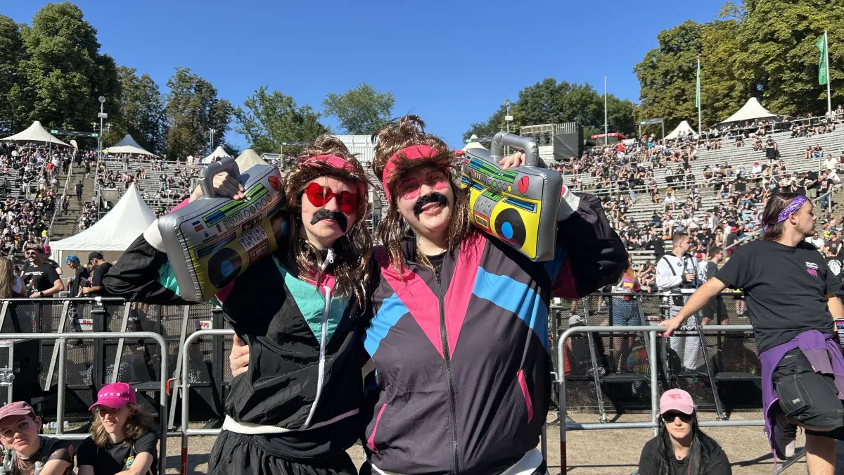 Für viele Fans von Electric Callboy scheint das Motto "ganz oder garnicht" zu gelten: selbst bei fast 30 Grad tragen viele beim Escalation Fest in Berlin die ikonischen Jogginganzüge und Vokuhila-Perrücken.