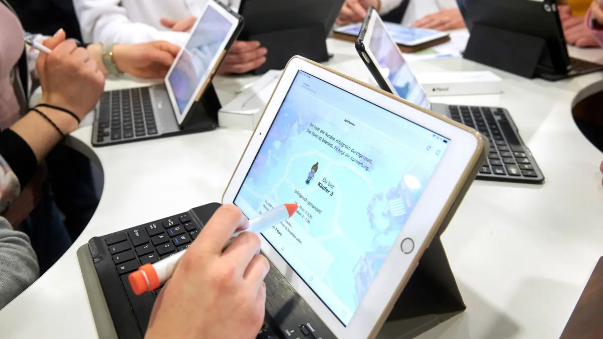 Seit 2019 gehören iPads am Gymnasium Seelow zum Schulalltag. Für die Eltern der neuen Siebtklässler sorgen die Geräte in diesem Jahr allerdings für Ärger. (Symbolbild)